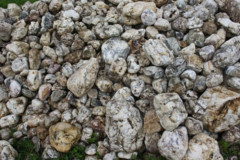 Kamenclub.ru: Кварцевый валунчик фр.100-300 мм.  купить в Новосибирске кварц белый, бежевый молочный рыжий крупный природный камень галечник 7850 руб/т   фото КАМЕНЬ КЛУБ