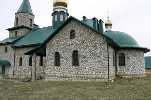 Kamenclub.ru: Галька речная плоская (бело-серая) фр. 100-200-300 мм. купить  в Новосибирске галька речная плоская серый, белый, бело-серый, серо-белый речная галька плоская  9000 руб/т   фото КАМЕНЬ КЛУБ