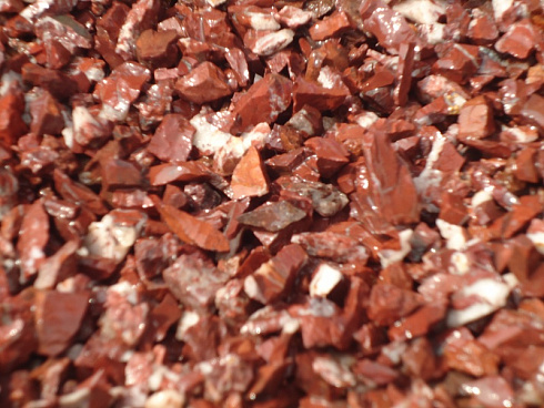 Kamenclub.ru: Щебень крошка красный (ЯШМА) фр. 20-40 мм.  купить в Новосибирске яшма красный, бордовый декоративный ландшафтный щебень 9000 руб/т   фото КАМЕНЬ КЛУБ