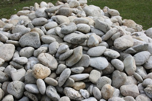 Kamenclub.ru: Бело-серый валунчик фр.100-300 мм.  купить в Новосибирске крупный камень для ландшафта серый, белый бело-серый валун крупная галька 4500 руб/т   фото КАМЕНЬ КЛУБ