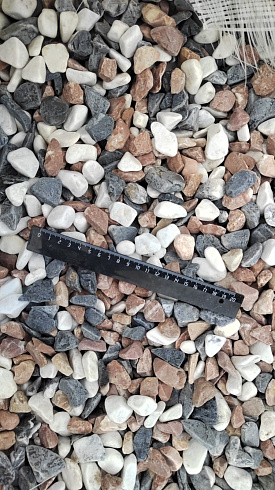 Kamenclub.ru: Мраморная крошка (щебень галтованный микс:белый-зеленый-розовый) фр.20-40 мм.  купить в Новосибирске мрамор белый, зеленый, розовый мрамор декоративный (галтовка) 15500 руб/т   фото КАМЕНЬ КЛУБ