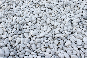 Kamenclub.ru: Мраморная крошка (щебень галтованный белый) фр.10-20 мм.  купить в Новосибирске мрамор белый, молочный, айвори окатанный округлый декоративный ландшафтный щебень 17000 руб/т   фото КАМЕНЬ КЛУБ