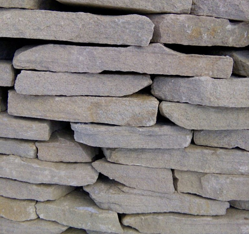 Kamenclub.ru: Песчаник пластушка светло-серый (3,0 см)  купить в Новосибирске песчаник светло-серый, серый песчаник рваный ландшафтный колотый 13800 руб/м3   фото КАМЕНЬ КЛУБ