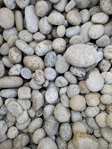 Kamenclub.ru: Галька речная окат (серо-белая) фр. 70-120 мм купить  в Новосибирске галька галечник бело-серая, серо-белая, серая, белая речная природная галька  8000 руб/т   фото КАМЕНЬ КЛУБ