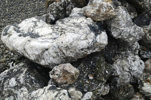 Kamenclub.ru: Черный гранит - кварцит фр. 100-500 мм.  купить в Новосибирске мрамор гранит черный с белыми прожилками, серый, белый валун скальный колотый 7000 руб/т   фото КАМЕНЬ КЛУБ