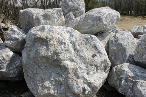 Kamenclub.ru: Мраморизированный известняк фр.500-1500 мм.  купить в Новосибирске    10000 руб/т   фото КАМЕНЬ КЛУБ