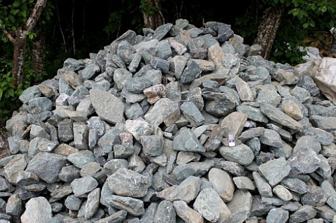 Kamenclub.ru: Гранит скальник (серо-зеленый) фр. 100-500 мм.  купить в Новосибирске гранит зеленый, серый, салатовый крупный ландшафтный валун 6 000 руб/т   фото КАМЕНЬ КЛУБ