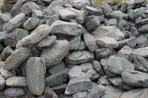 Kamenclub.ru: Гранит скальник (серо-зеленый) фр. 100-500 мм.  купить в Новосибирске гранит зеленый, серый, салатовый крупный ландшафтный валун 6 000 руб/т   фото КАМЕНЬ КЛУБ