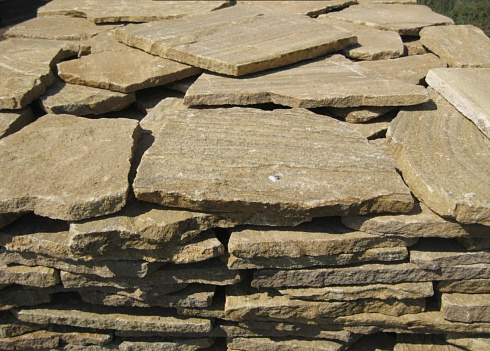 Kamenclub.ru: Песчаник пластушка желтый с рисунком (3 см)  купить в Новосибирске песчаник желтый с рисунком, рыжий, желтый песчаник пластушка ландшафтная рваная 8 500 руб/м3   фото КАМЕНЬ КЛУБ