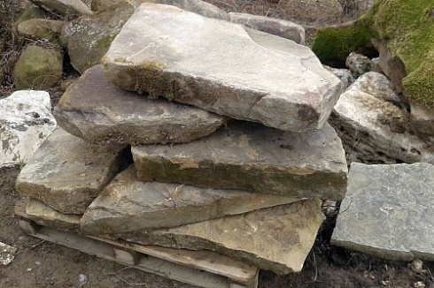 Kamenclub.ru: Песчаник плиты - плахи - пошаговые дорожки (фр. 70-150 мм)  купить в Новосибирске песчаник серый бежевый желтый зеленый колотый песчаник строительный 6500 руб/т   фото КАМЕНЬ КЛУБ