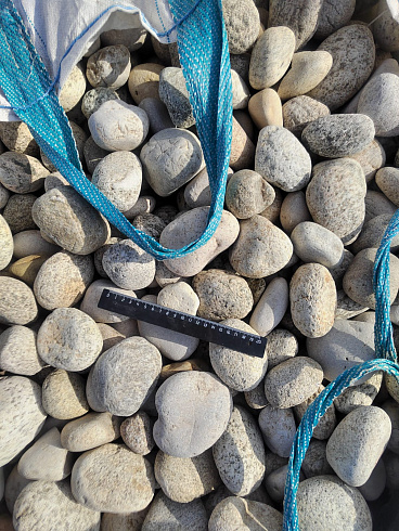 Kamenclub.ru: Галька речная окат (серо-белая) фр. 70-120 мм купить  в Новосибирске галька галечник бело-серая, серо-белая, серая, белая речная природная галька  8000 руб/т   фото КАМЕНЬ КЛУБ