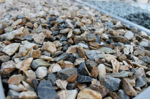 Kamenclub.ru: Мраморная крошка (щебень крошка медовый), фр. 10-20 мм.  купить в Новосибирске песчаник бежевый, серый каменная ландшафтная крошка  12000 руб/т   фото КАМЕНЬ КЛУБ