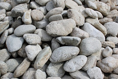 Kamenclub.ru: Бело-серый валунчик фр.100-300 мм.  купить в Новосибирске крупный камень для ландшафта серый, белый бело-серый валун крупная галька 4500 руб/т   фото КАМЕНЬ КЛУБ