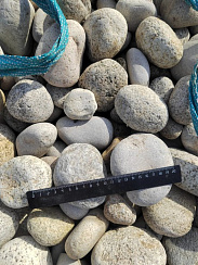 Kamenclub.ru: Галька речная окат (серо-белая) фр. 70-120 мм купить  в Новосибирске галька галечник бело-серая, серо-белая, серая, белая речная природная галька  8000 руб/т   фото КАМЕНЬ КЛУБ