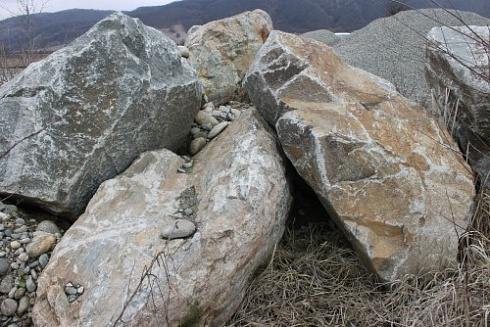 Kamenclub.ru: Гранит скальник (серо-зеленый) фр. 500-1500 мм.  купить в Новосибирске гранит мрамор  серый зеленый темно-серый глыба скальная колотая ландшафтная 7 500 руб/т   фото КАМЕНЬ КЛУБ