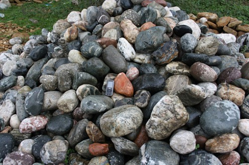 Kamenclub.ru: Ландшафтные валунчики фр.100-500 мм.  купить в Новосибирске крупный природный камень серый, темно-серый, светло-серый речной валун крупный 4800 руб/т   фото КАМЕНЬ КЛУБ