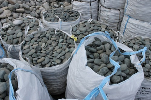 Kamenclub.ru: Темно-серый валунчик фр.100-300 мм.  купить в Новосибирске крупный природный камень серый, темно-серый, светло-серый речная галька большого размера окатанная 4500 руб/т   фото КАМЕНЬ КЛУБ