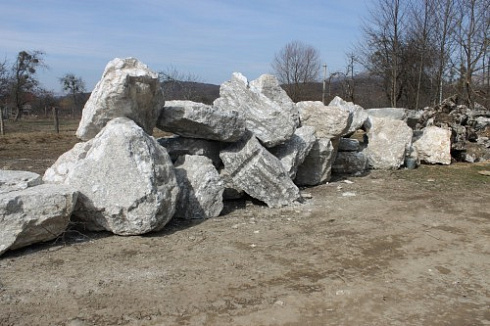 Kamenclub.ru: Мраморизированный известняк фр.500-1500 мм.  купить в Новосибирске    10000 руб/т   фото КАМЕНЬ КЛУБ