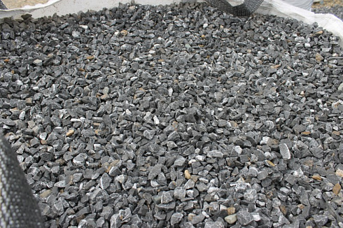 Kamenclub.ru: Щебень крошка черный (мрамор) фр. 5-10 мм.  купить в Новосибирске мрамор черный с белыми прожилками, черный, белый мраморная крошка декоративная ландшафтная 11000 руб/т   фото КАМЕНЬ КЛУБ
