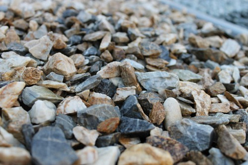 Kamenclub.ru: Мраморная крошка (щебень крошка медовый), фр. 10-20 мм.  купить в Новосибирске песчаник бежевый, серый каменная ландшафтная крошка  12000 руб/т   фото КАМЕНЬ КЛУБ