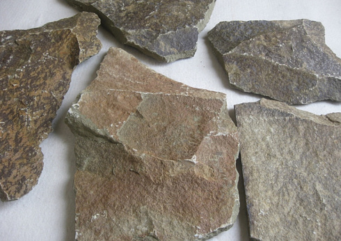 Kamenclub.ru: Песчаник пластушка "фонтанка" серо-зеленая (3,0-5,0 см)  купить в Новосибирске песчаник серо-зеленая колотые плитки облицовочные пластушки 11400 руб/м3   фото КАМЕНЬ КЛУБ