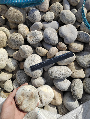 Kamenclub.ru: Галька речная окат (серо-белая) фр. 70-120 мм купить  в Новосибирске галька галечник бело-серая, серо-белая, серая, белая речная природная галька  8000 руб/т   фото КАМЕНЬ КЛУБ