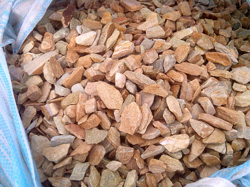 Kamenclub.ru: Щебень крошка желтый (ЗЛАТОЛИТ) фр. 10-20 мм.  купить в Новосибирске златолит бежевый, золотистый, желтый каменная декоративная крошка щебня златолита 10800 руб/т   фото КАМЕНЬ КЛУБ