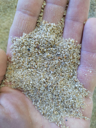 Кварцевый песок для площадок фр. 0,6-1,2 мм.  купить в Новосибирске фото Камень Клуб