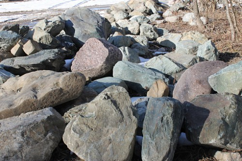 Kamenclub.ru: Гранит скальник (серо-зеленый) фр. 500-1500 мм.  купить в Новосибирске гранит мрамор  серый зеленый темно-серый глыба скальная колотая ландшафтная 7 500 руб/т   фото КАМЕНЬ КЛУБ