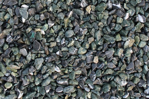 Kamenclub.ru: Мраморная крошка (щебень галтованный микс:зеленый-черный) фр.10-20 мм.  купить в Новосибирске мрамор зеленый, черный декоративные ландшафтные окатанные округлые камни щебня 14500 руб/т   фото КАМЕНЬ КЛУБ