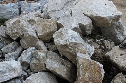 Kamenclub.ru: Мраморизированный известняк фр. 100-500 мм.  купить в Новосибирске известняк серый белый темно-серый сероватый валун природного образования окатанный 10500 руб/т   фото КАМЕНЬ КЛУБ