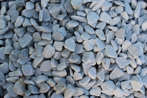 Kamenclub.ru: Мраморная крошка (щебень галтованный белый), фр.20-40 мм.  купить в Новосибирске мрамор белый бежевый молочный мраморный щебень декоративный 17000 руб/т   фото КАМЕНЬ КЛУБ