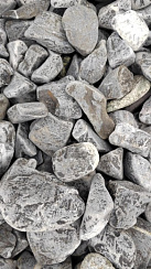 Kamenclub.ru: Щебень галтованный черный (мрамор) фр.40-70 мм.  купить в Новосибирске мрамор черный с белыми прожилками, черный, белый щебень галтованный округлый 13500 руб/т   фото КАМЕНЬ КЛУБ