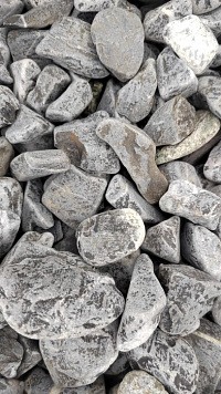 Kamenclub.ru: Щебень галтованный черный (мрамор) фр.40-70 мм.  купить в Новосибирске мрамор черный с белыми прожилками, черный, белый щебень галтованный округлый 13500 руб/т   фото КАМЕНЬ КЛУБ