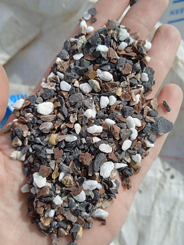 Kamenclub.ru: Мраморная крошка (щебень крошка микс : белый-черный-розовый) фр. 5-10 мм.  купить в Новосибирске мрамор белый, черный, розовый, разноцветный микс декоративная мраморная каменная крошка 12000 руб/т   фото КАМЕНЬ КЛУБ