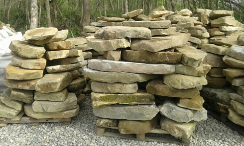 Kamenclub.ru: Песчаник плиты - плахи - пошаговые дорожки (фр. 70-150 мм)  купить в Новосибирске песчаник серый бежевый желтый зеленый колотый песчаник строительный 6500 руб/т   фото КАМЕНЬ КЛУБ