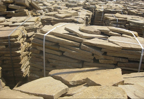 Kamenclub.ru: Песчаник пластушка желтый с рисунком (3 см)  купить в Новосибирске песчаник желтый с рисунком, рыжий, желтый песчаник пластушка ландшафтная рваная 8 500 руб/м3   фото КАМЕНЬ КЛУБ