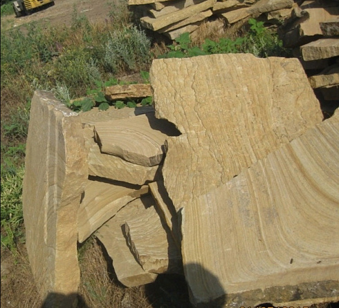 Kamenclub.ru: Форматный камень (плаха) пошаговая дорожка от 70-150 см (4 -12 см)  купить в Новосибирске плитняк  форматный плаха желтый песчаник 9 000 руб/т   фото КАМЕНЬ КЛУБ