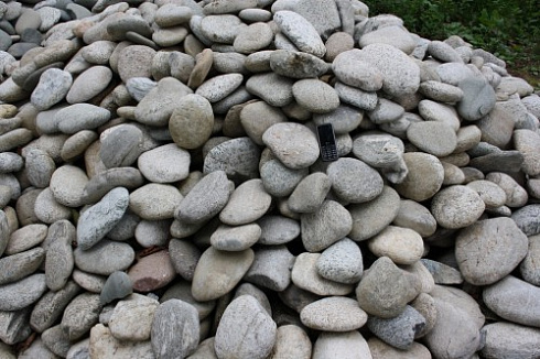 Kamenclub.ru: Галька речная плоская (бело-серая) фр. 100-200-300 мм. купить  в Новосибирске галька речная плоская серый, белый, бело-серый, серо-белый речная галька плоская  9000 руб/т   фото КАМЕНЬ КЛУБ