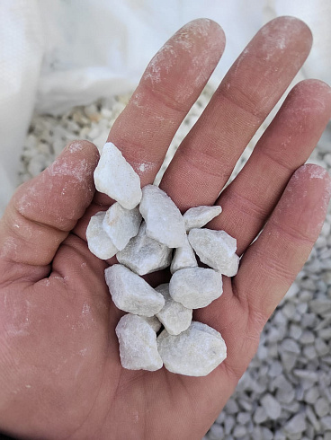 Kamenclub.ru: Мраморная крошка, щебень, цвет-белый, фр. 10-20 мм.  купить в Новосибирске мрамор белый, молочный айвори каменная ландшафтная декоративная крошка шебня 12000 руб/т   фото КАМЕНЬ КЛУБ