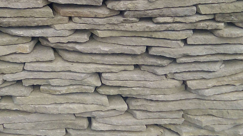 Kamenclub.ru: Песчаник пластушка светло-серый (2,0 см)  купить в Новосибирске плитняк- ластушка светло-серый, серый рваный ландшафтный плитняк колотый 13800 руб/м3   фото КАМЕНЬ КЛУБ