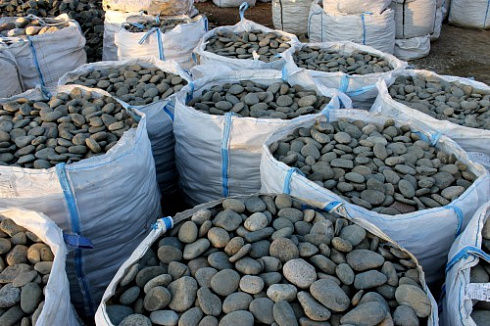 Kamenclub.ru: Галька речная плоская (темно-серая) фр. 100-200-300 мм. купить  в Новосибирске галька речная плоская темно-серый, серый, синий речной галечник плоский 9000 руб/т   фото КАМЕНЬ КЛУБ