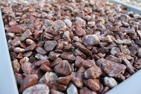 Kamenclub.ru: Мраморная крошка (щебень галтованный розовый) фр.10-20 мм.  купить в Новосибирске мрамор розовый, красный ландшафтный декоративный окатанный округлый щебень 15000 руб/т   фото КАМЕНЬ КЛУБ