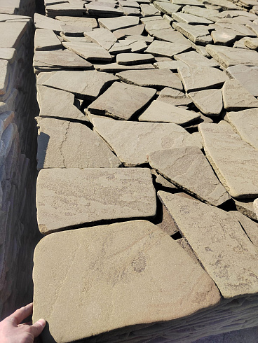 Kamenclub.ru: Песчаник галтованный для облицовки (фр. 2-5 см)  купить в Новосибирске песчник рыжий желтый серый песчаник окатанный речной 6 000 руб/т   фото КАМЕНЬ КЛУБ