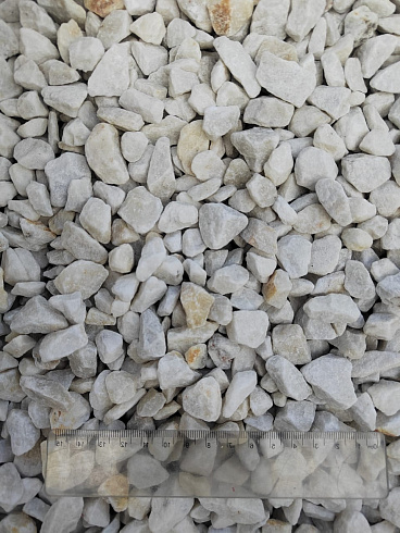 Kamenclub.ru: Мраморная крошка, щебень, цвет-белый, фр. 10-20 мм.  купить в Новосибирске мрамор белый, молочный айвори каменная ландшафтная декоративная крошка шебня 12000 руб/т   фото КАМЕНЬ КЛУБ