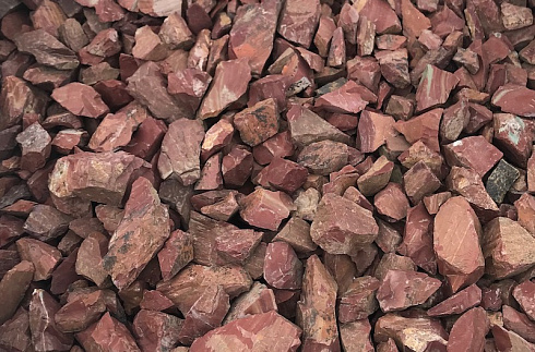 Kamenclub.ru: Щебень крошка красный (ЯШМА) фр. 5-10 мм.  купить в Новосибирске крошка каменная яшмы красный, бордовый, темно-красный декоративная крошка ландшафтная каменная яшмоидная 8500 руб/т   фото КАМЕНЬ КЛУБ