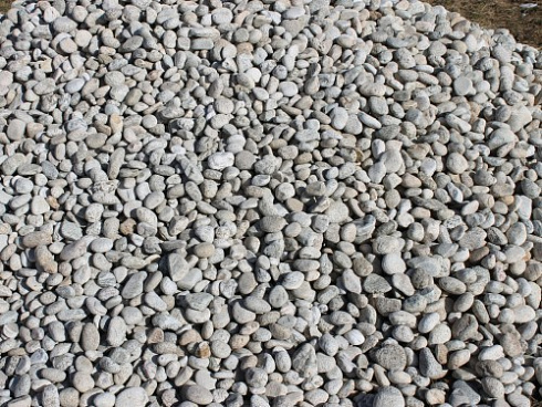 Kamenclub.ru: Галька речная окат (серо-белая) фр. 70-120 мм купить  в Новосибирске галька галечник бело-серая, серо-белая, серая, белая речная природная галька  8000 руб/т   фото КАМЕНЬ КЛУБ