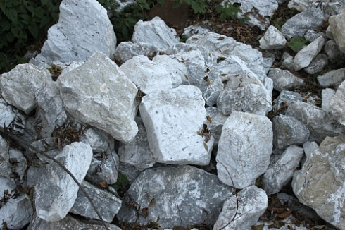 Kamenclub.ru: Мраморизированный известняк фр. 100-500 мм.  купить в Новосибирске известняк серый белый темно-серый сероватый валун природного образования окатанный 10500 руб/т   фото КАМЕНЬ КЛУБ