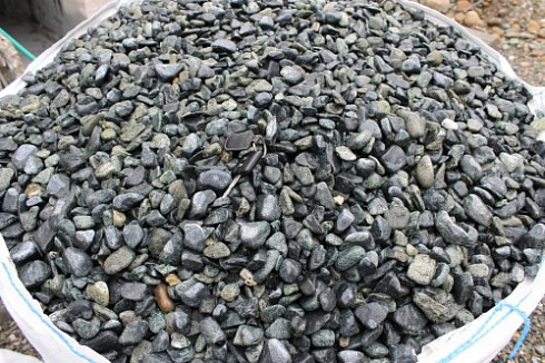 Kamenclub.ru: Щебень галтованный зеленый (змеевик) фр. 20-40 мм.  купить в Новосибирске мрамор зеленый, салатовый оголтованный щебень мраморный 12500 руб/т   фото КАМЕНЬ КЛУБ