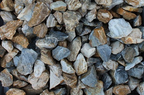 Kamenclub.ru: Мраморная крошка (щебень крошка медовый) фр. 20-40 мм.  купить в Новосибирске мрамор бежевый рыжий желтый ландшафтная мраморная крошка 12000 руб/т   фото КАМЕНЬ КЛУБ